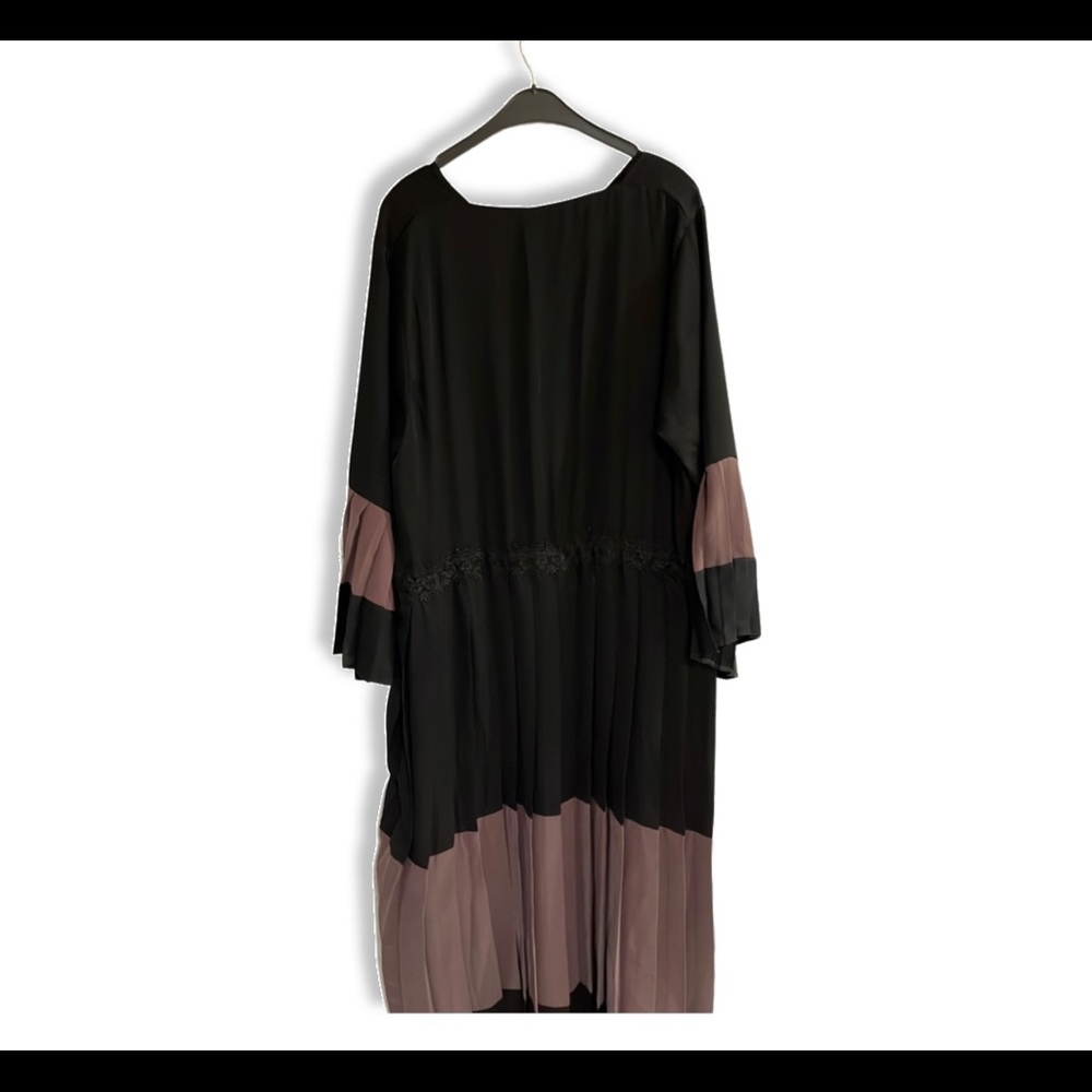 Size 4  Contrast Panel Pleated Dress